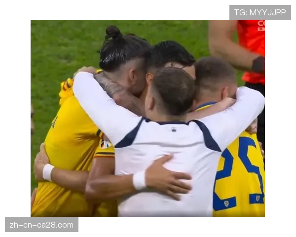 镜头:终场哨响,提前保级成功的勒阿弗尔球员与球迷疯狂庆祝