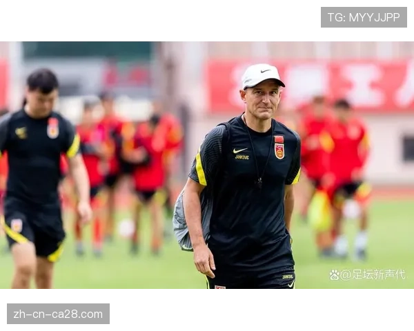 弗利克低调回应夺冠前景，强调-联赛竞争尚未结束-